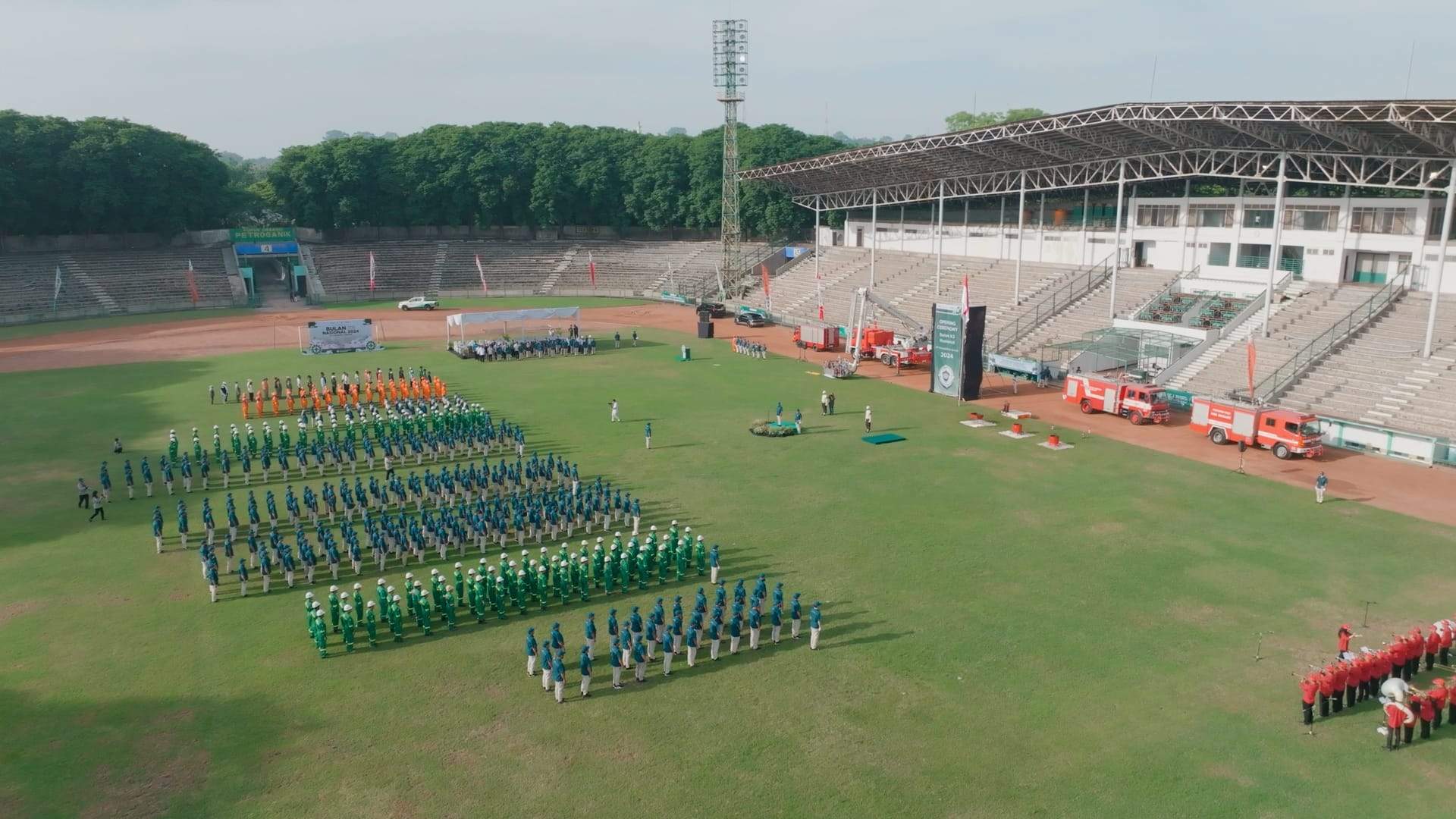 Foto udara barisan apel pembukaan Bulan K3 Nasional di Stadion Petrokimia, mobil pemadam bersiaga di tepi lapangan
