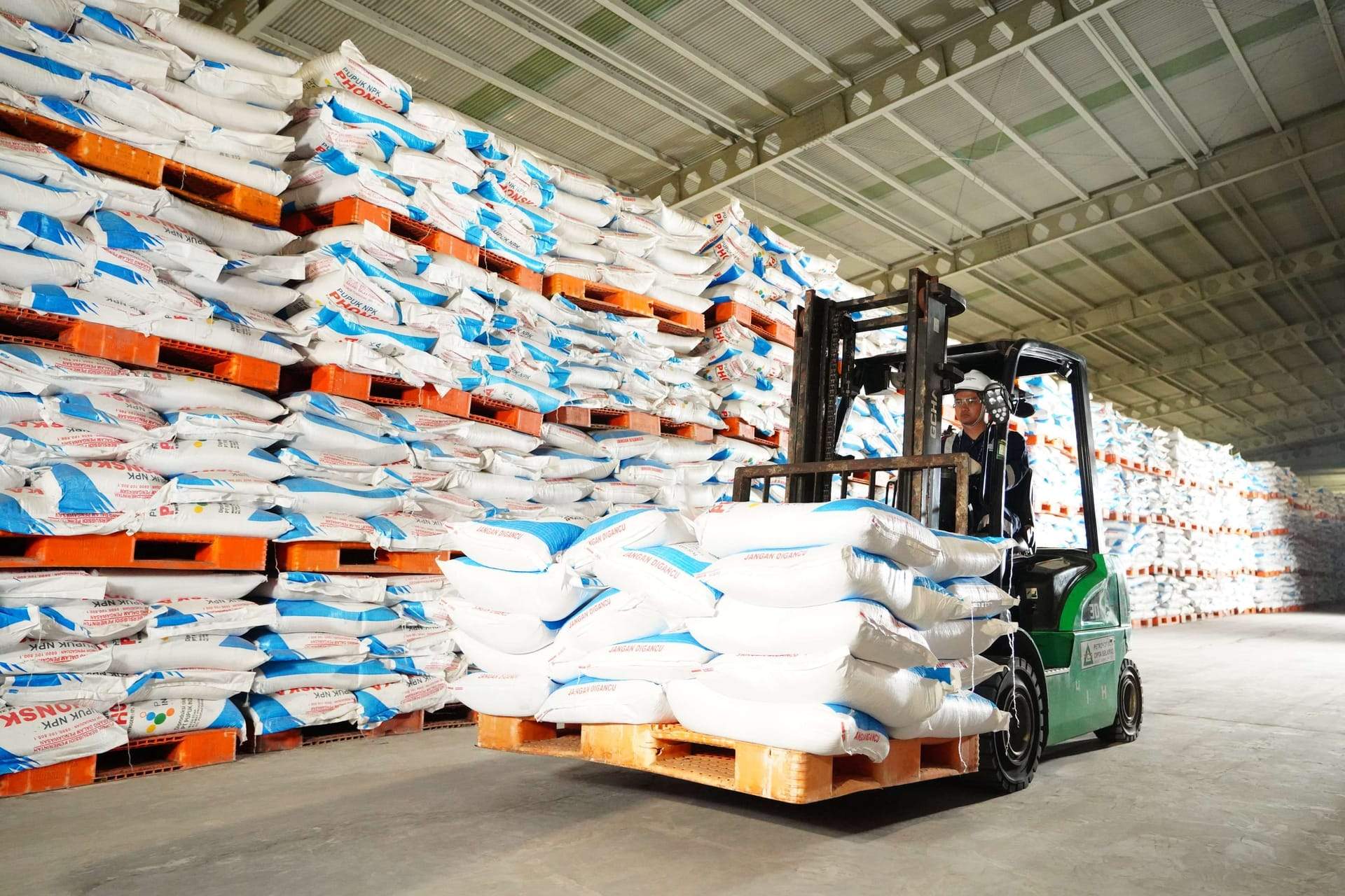Forklift mengangkut palet pupuk di gudang Petrokimia Gresik