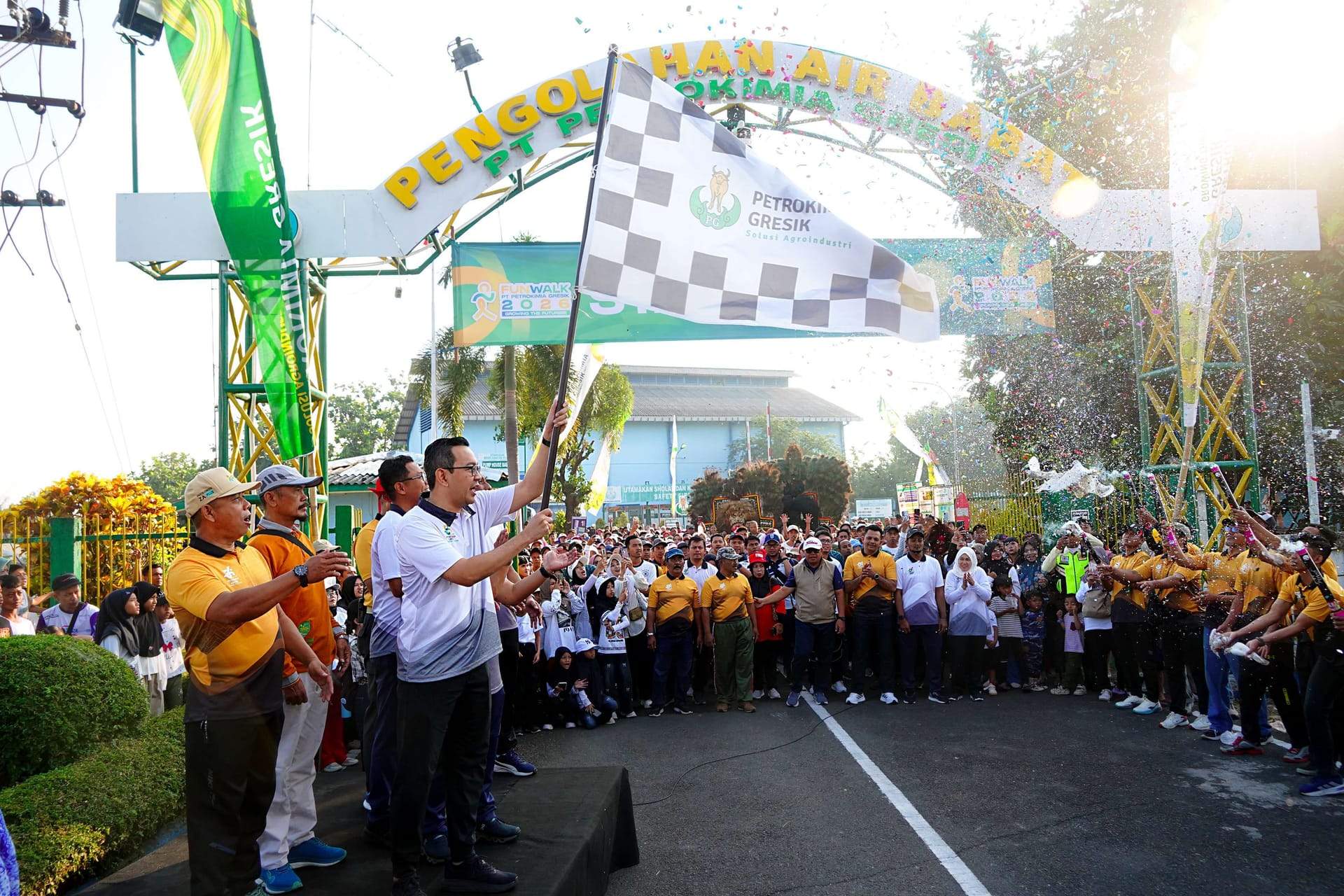 Pelepasan peserta jalan sehat karyawan dan warga Petrokimia Gresik dengan bendera start