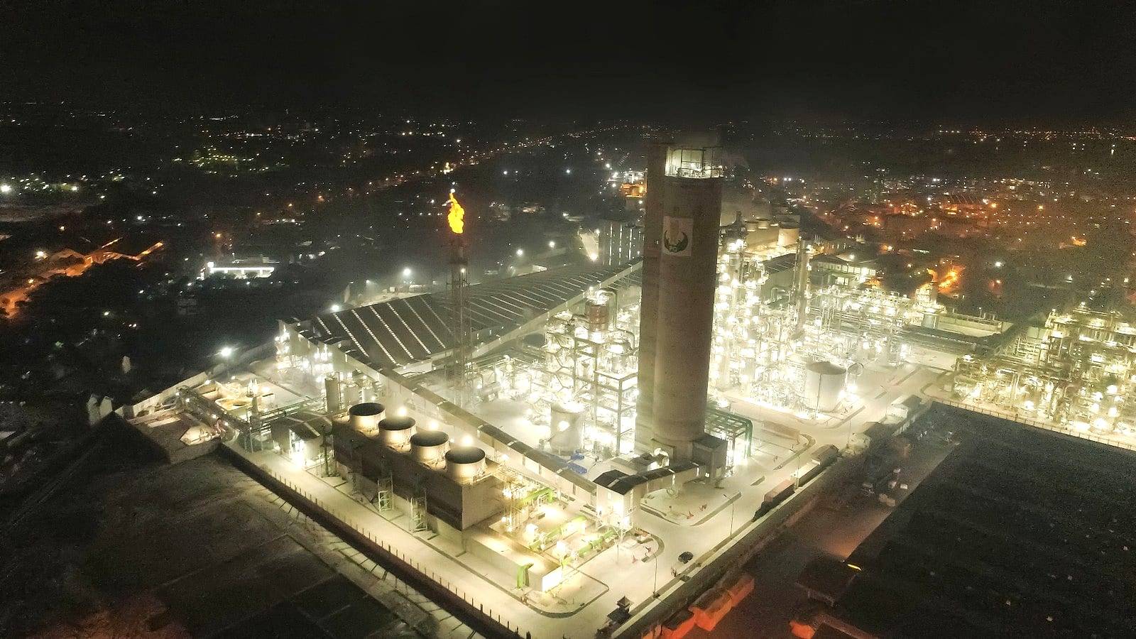 Pabrik I PT Petrokimia Gresik menyala pada malam hari