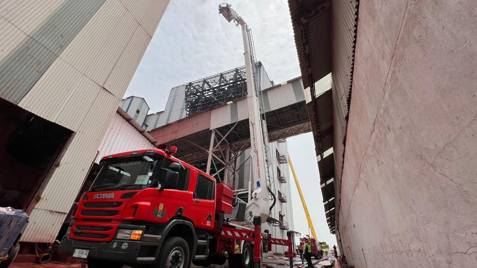 Mobil pemadam bronto skylift Petrokimia Gresik bersiaga di area pabrik